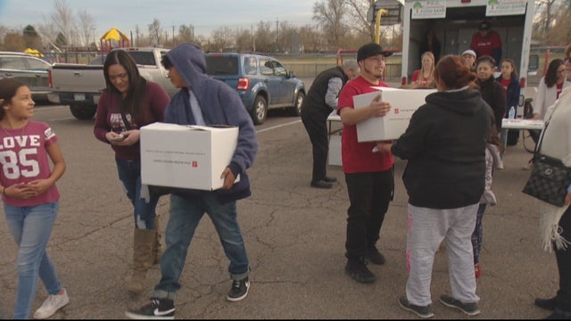 thanksgiving-food-boxes_frame_2255.jpg 