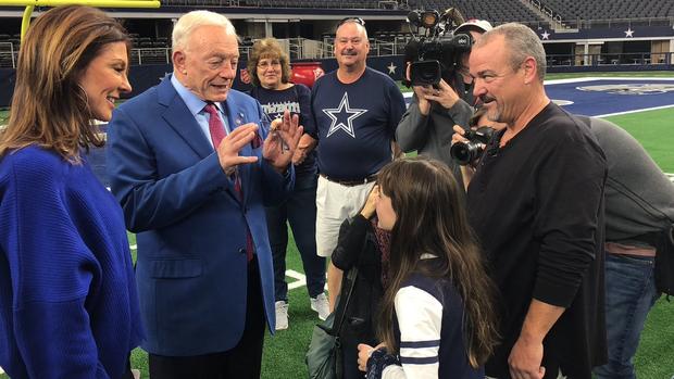 Jaelyn Morgan and her father, Dale, visiting with Jerry Jones and Charlotte Jones-Anderson 