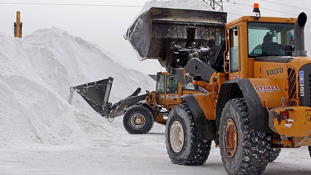more-snow-and-freezing-temperatures-hit-the-uk-rock-salt-road-salt.jpg 