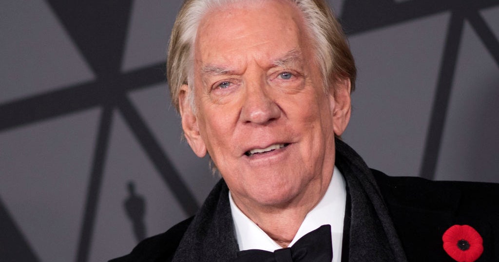 Donald Sutherland, aktor yang membintangi M*A*S*H, The Hunger Games dan banyak lagi, meninggal dunia pada usia 88 tahun. Donald Sutherland, aktor yang membintangi M*A*S*H, The Hunger Games dan banyak lagi, meninggal dunia pada usia 88 tahun.