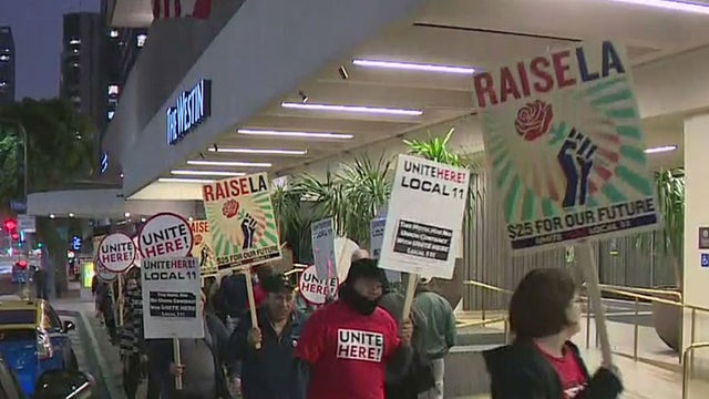 hotel-workers-protest.jpg 