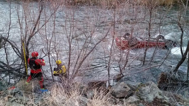 car_into_river_siskiyou_121318.jpg 