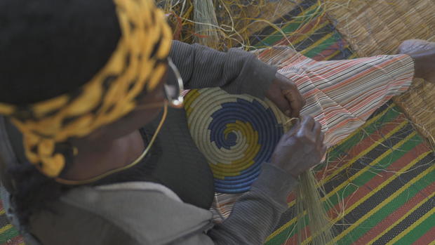 women-weaving-baskets-at-the-urugo-womens-opportunity-center-in-rwanda.jpg 