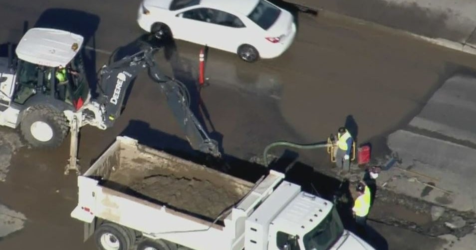 Water Main Break Buckles Santa Ana Road - CBS Los Angeles