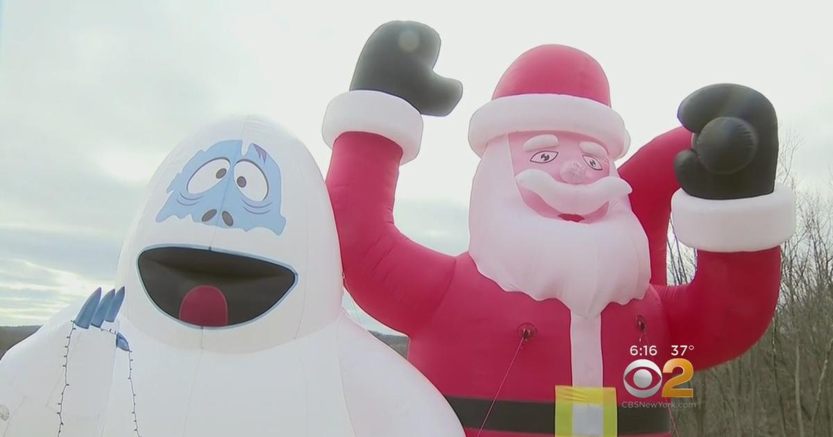 Ho, ho, humongous. After 30 years, a 45-foot giant Santa Claus is headed  back to N.J.'s largest mall 