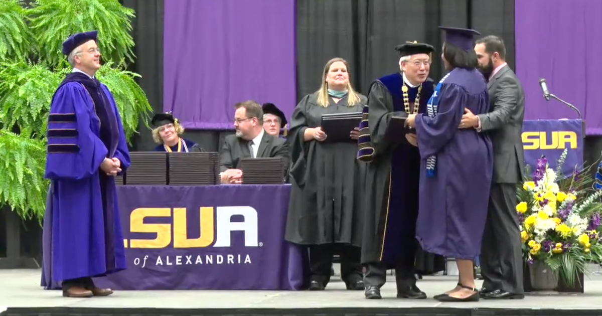 Mom in labor walks across graduation stage to receive college diploma(02)