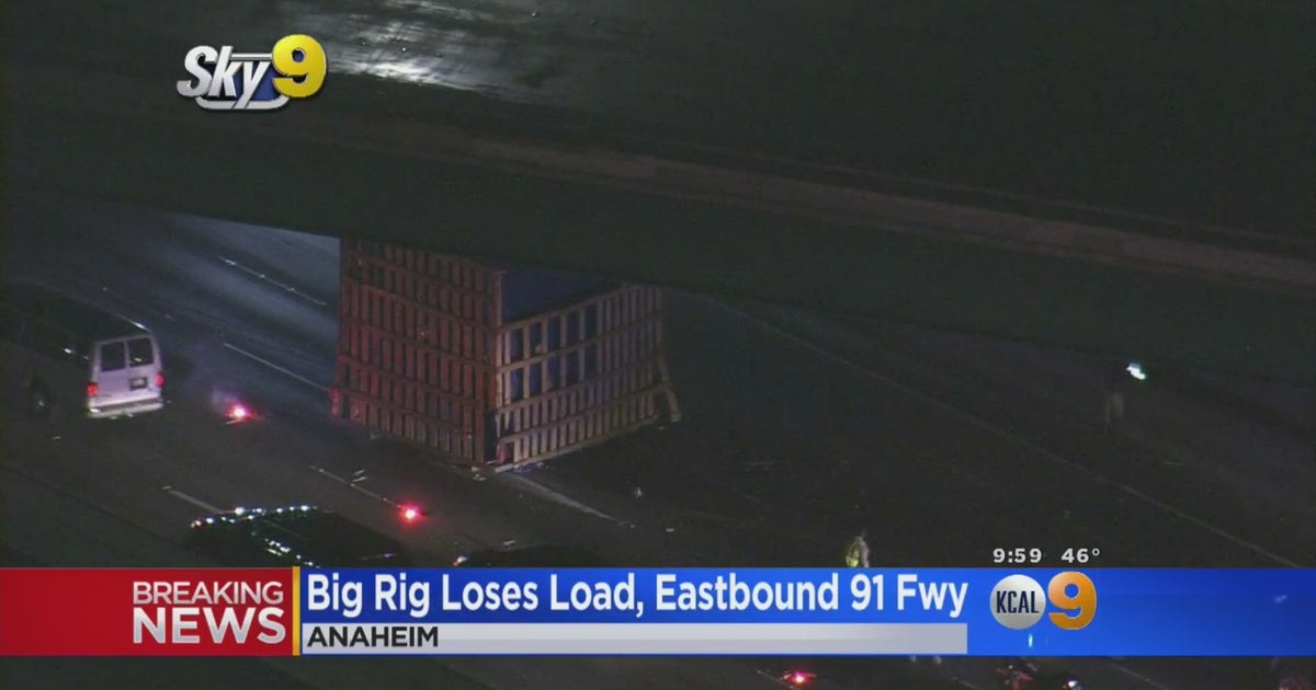 Big Rig Loses Oversized Load On 91 Freeway In Anaheim - CBS Los Angeles