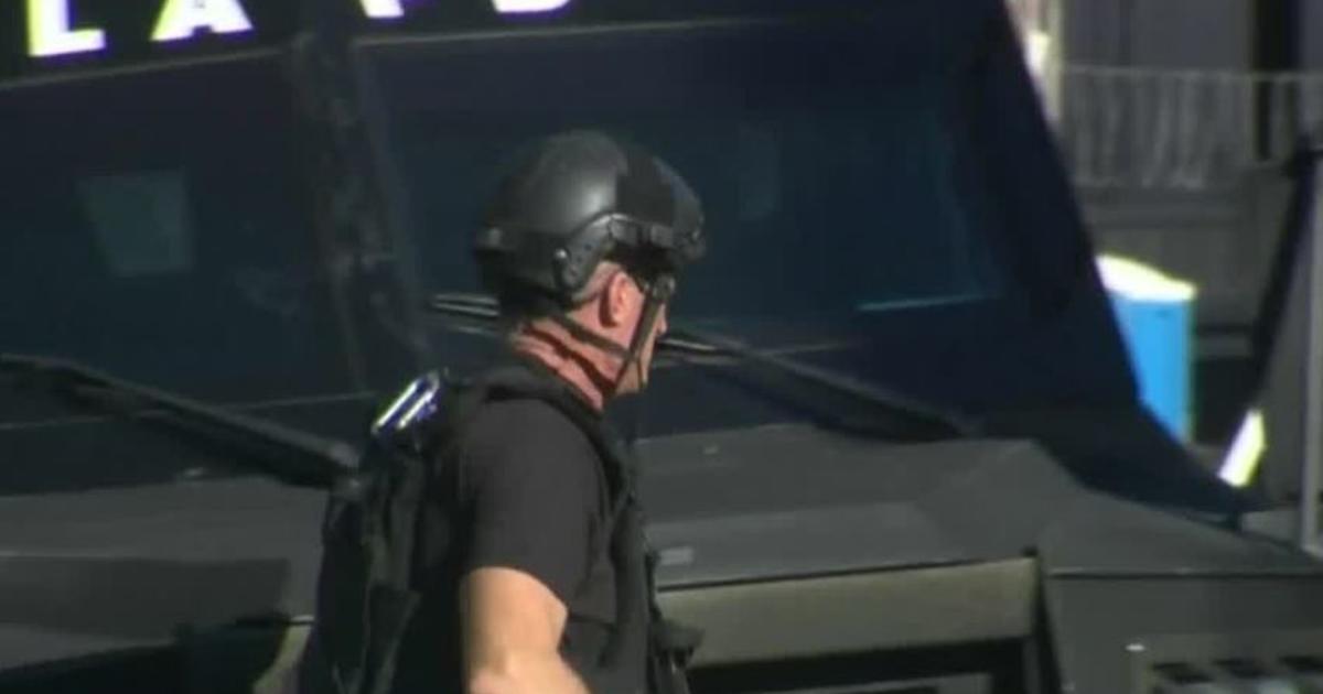 Robbery Suspect Taken Into Custody After Koreatown Standoff Cbs Los Angeles 2687