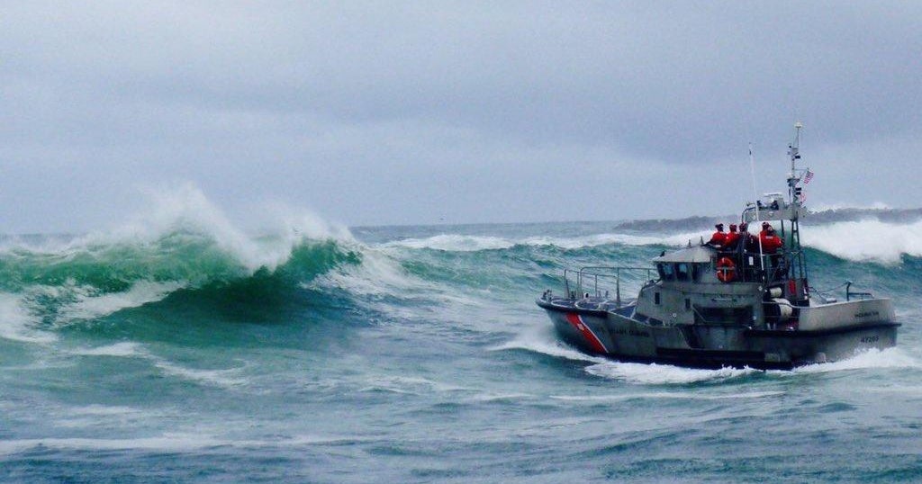 Dungeness crab fishing boat capsizes crossing Yaquina Bay in area(02)