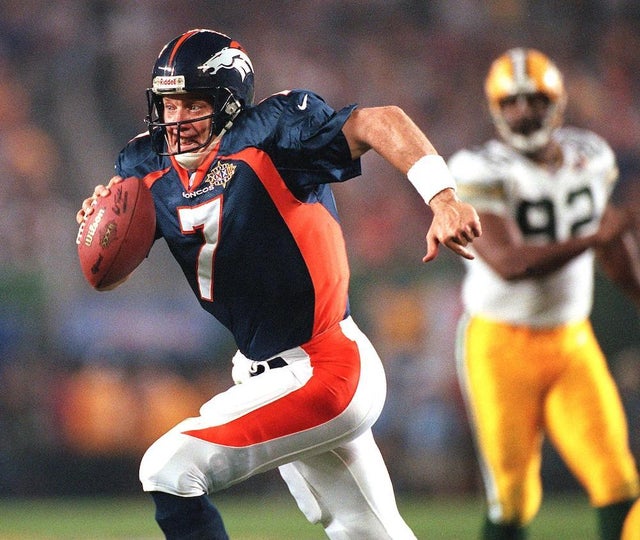 Denver Broncos quarterback John Elway (L) scramble