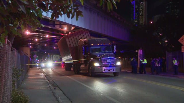truck-stuck-under-bridge.jpg 
