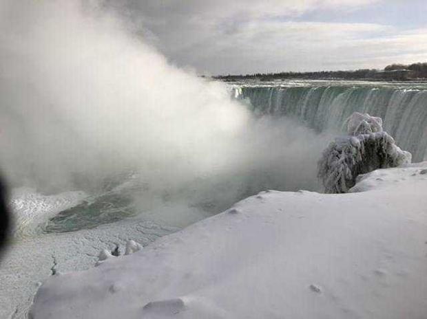 Frozen Niagara Falls 