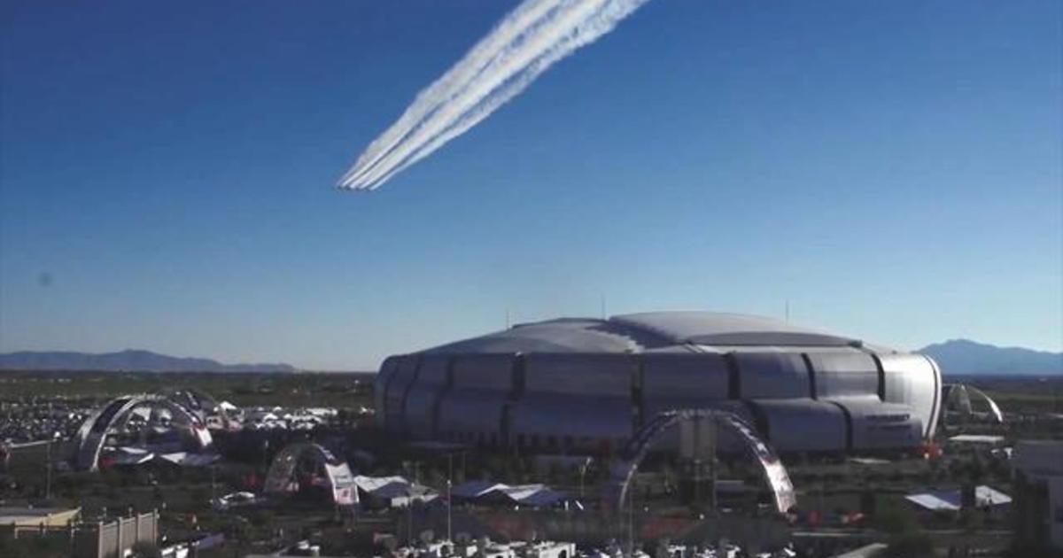 Thunderbirds perform Super Bowl flyover > Air Force > Article Display