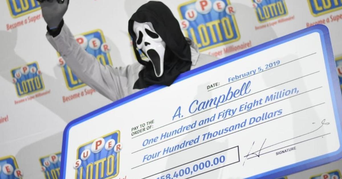 Kortfattet Stadion Admin Lottery winner claims prize in "Scream" mask to hide identity - CBS News