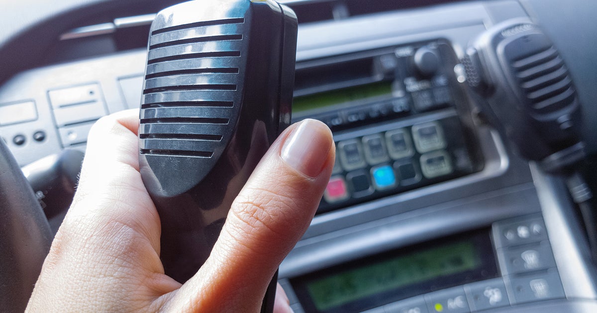 Chicago police officer charged with taking bribes for using his encrypted radio