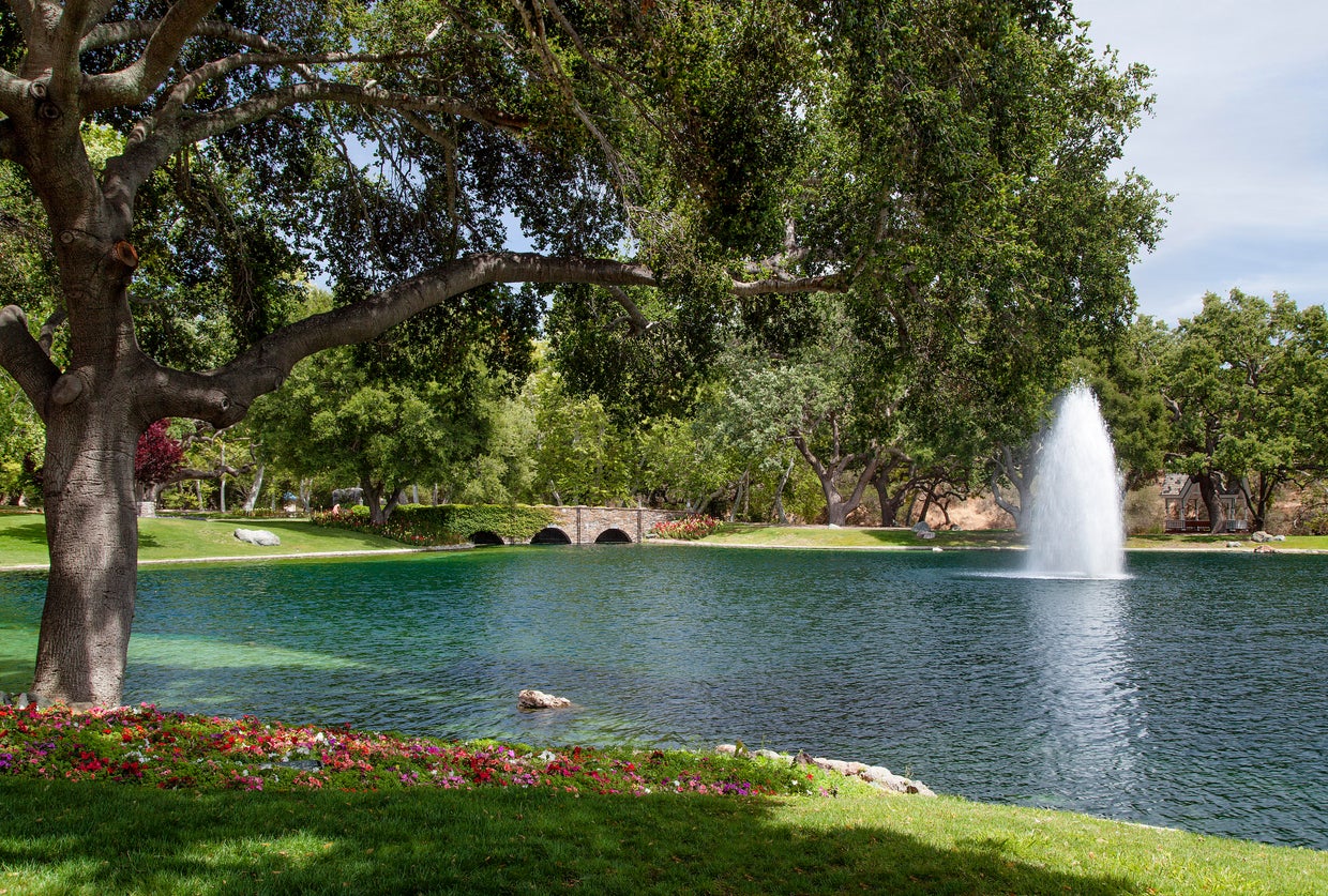 svr-05-jimbartsch-front-ext-lake.jpg 