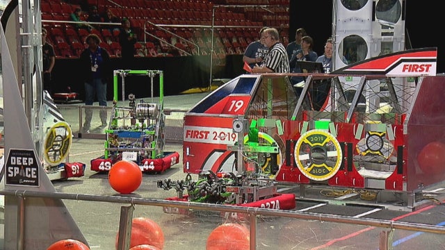 robot-competition-du-pkg.transfer_frame_2054.jpg 