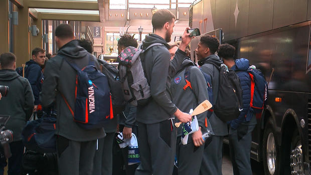 Virginia Cavaliers arrives in Minneapolis for final four 