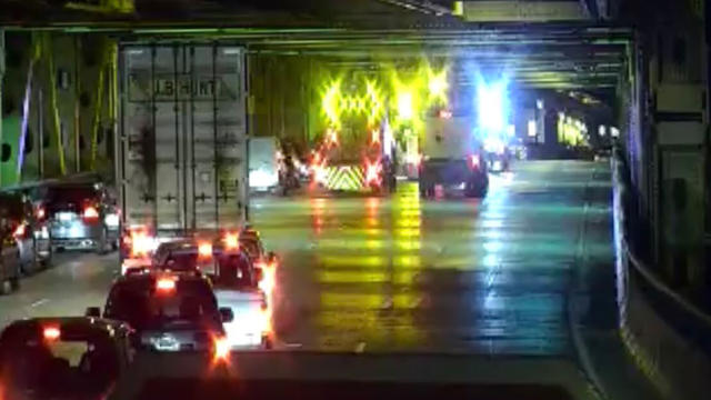 over-height-truck-stuck-on-fort-pitt-bridge.jpg 