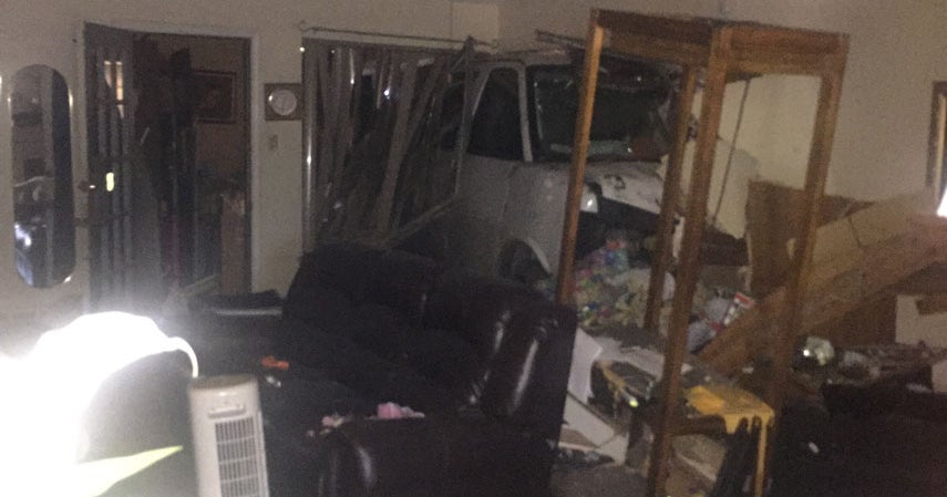 Van Crashes Into Dallas Home, Driver Injured - CBS Texas