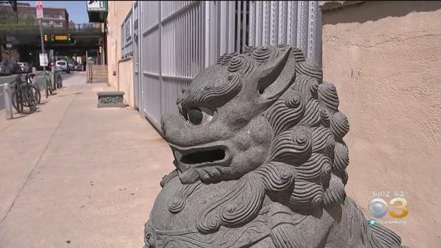 lion statue chinatown 