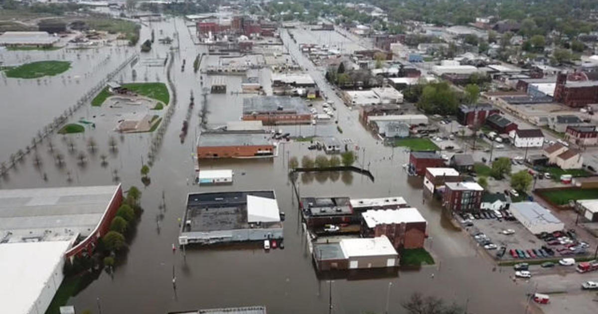 Davenport flooding iowa disaster flood mississippi watchers wary factoring invoice firefighters breather riverside rain disasters