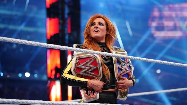 becky-lynch-belts-wwe-wrestlemania-35_1024 