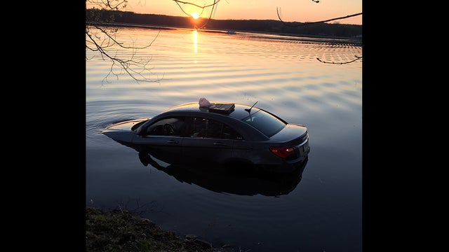 car-into-lake-avon.jpg 