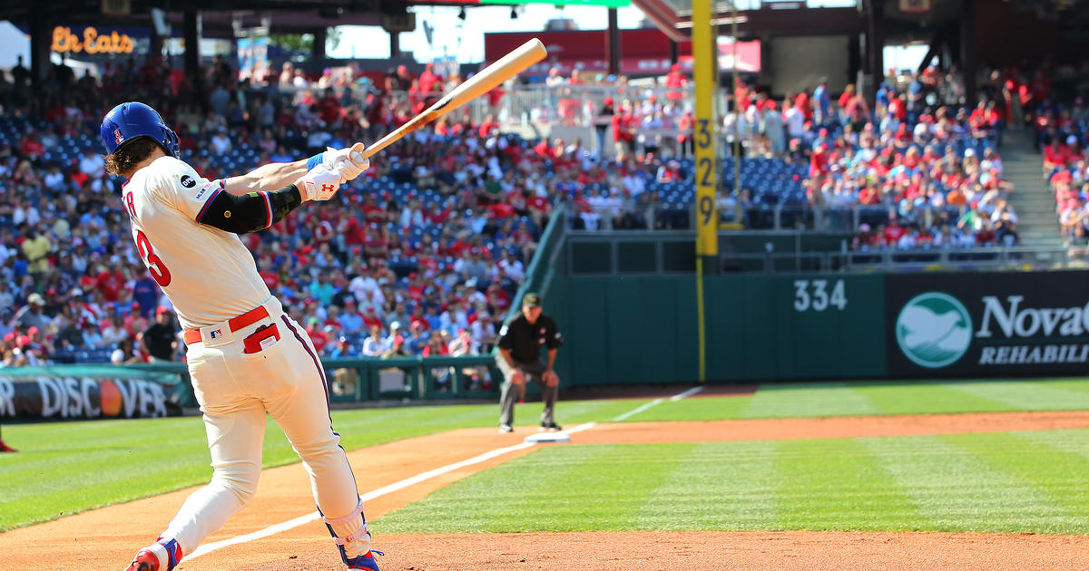 J.T. Realmuto LAUNCHES a 404 foot bomb for the Philadelphia Phillies! 