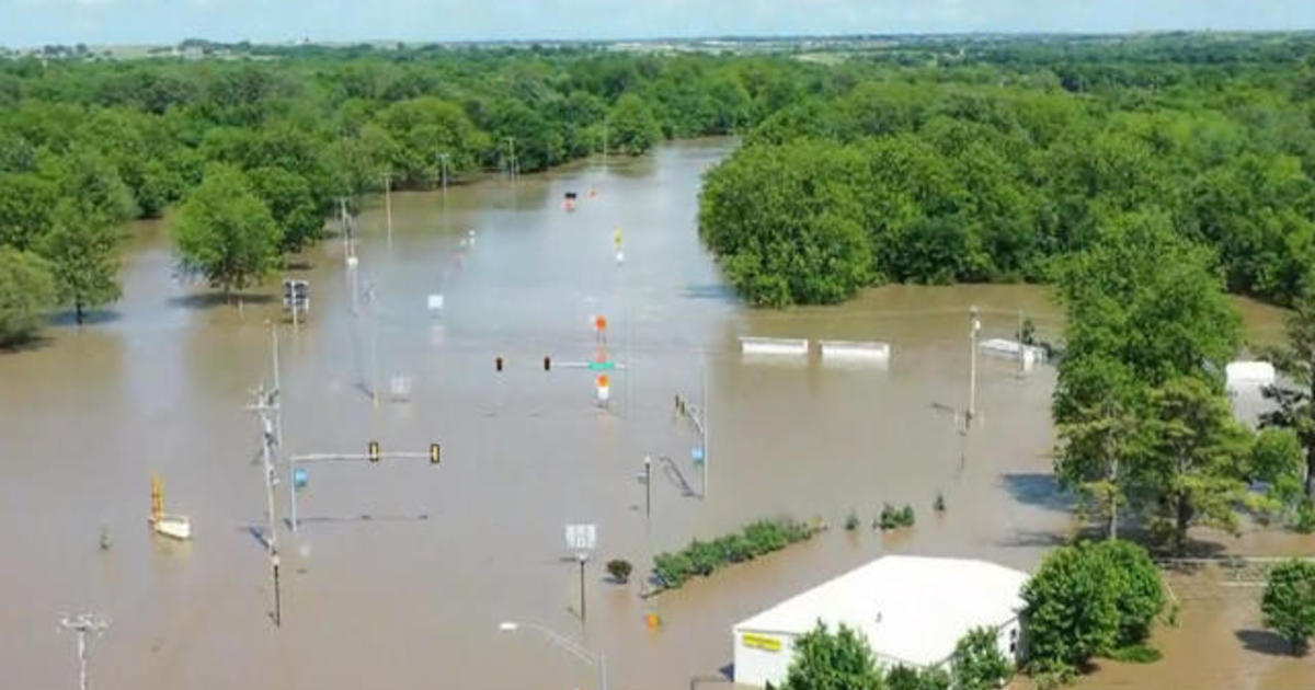 Neighbors helping one another amid Oklahoma flooding CBS News