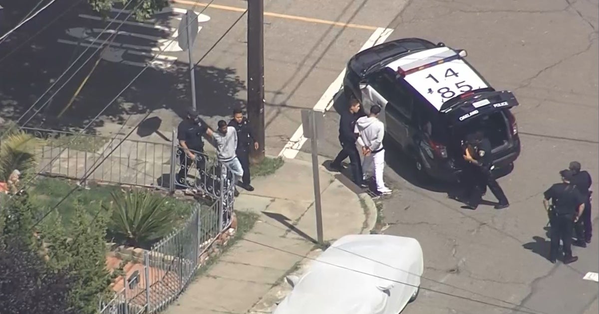 3 Detained In Oakland After Police Pursuit, Foot Chase - CBS San Francisco