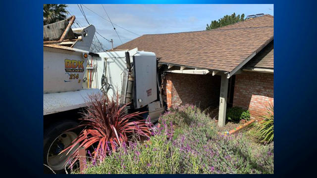 dump-truck-into-oakland-home.jpg 