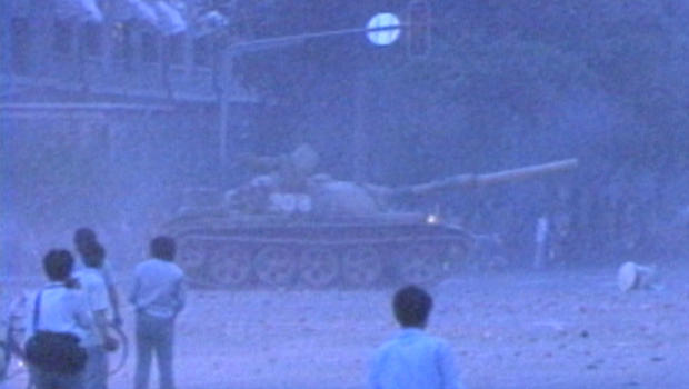 tiananmen-square-tanks-break-up-1989-protests-620.jpg 