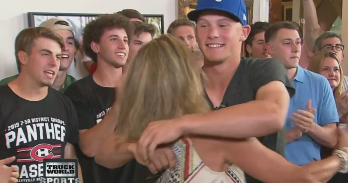 Bobby Witt, Jr. Celebrates With Family After Being Picked #2 Overall By  Royals In MLB Draft 