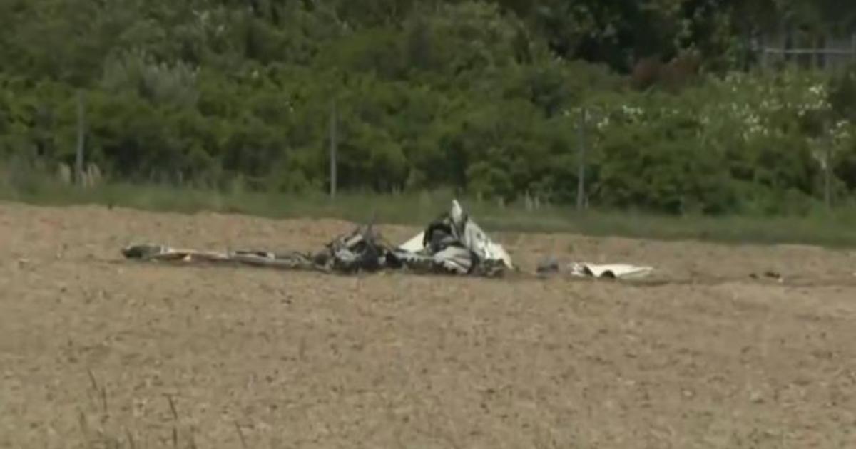 2 killed in small plane crash in New York's Long Island CBS News