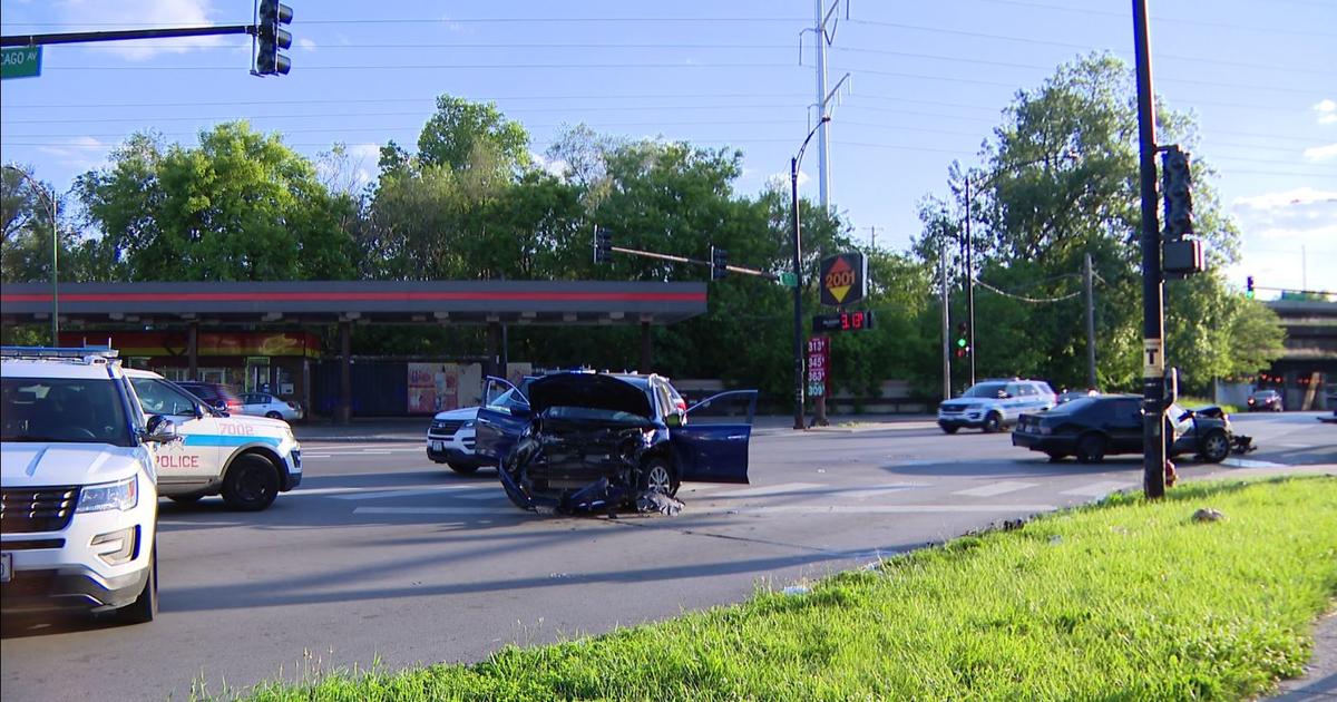 Driver Fleeing Traffic Stops Crashes Into Car In South Shore Cbs Chicago 0765