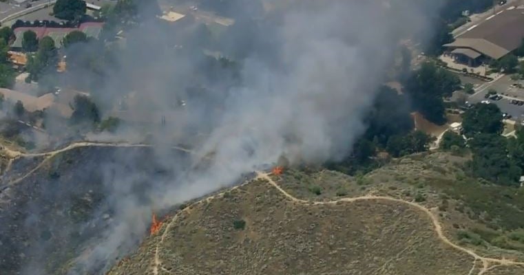 Small Brush Fire Threatens Homes In Santa Clarita - CBS Los Angeles