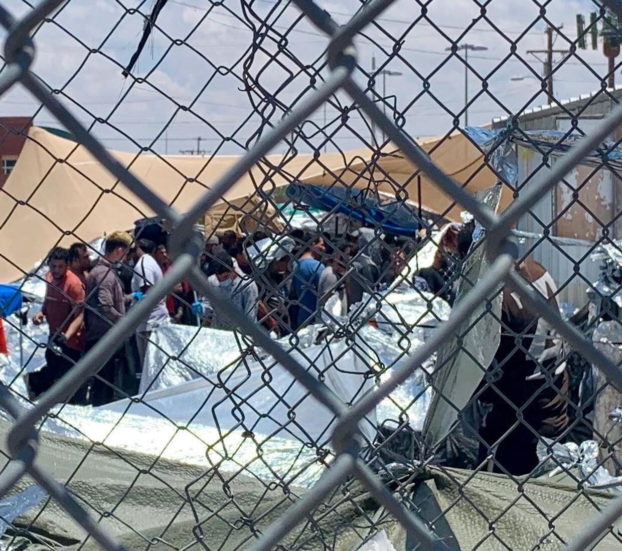 el-paso-texas-outdoor-migrants-01.jpg 