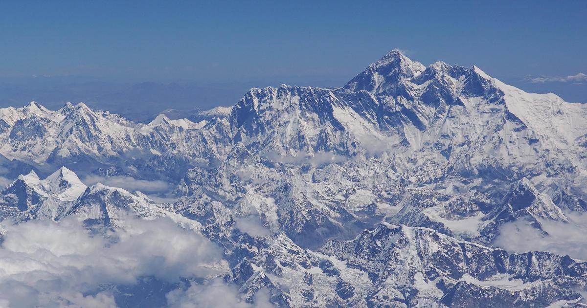 2 climbers die on Mount Everest, 3 still missing on world’s highest mountain: “It is a sad day”