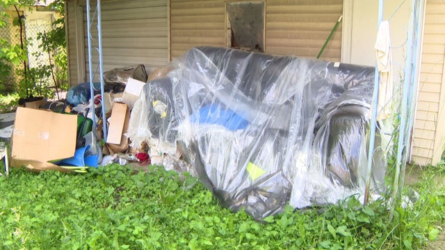 sofa-dumped-on-lawn.jpg 