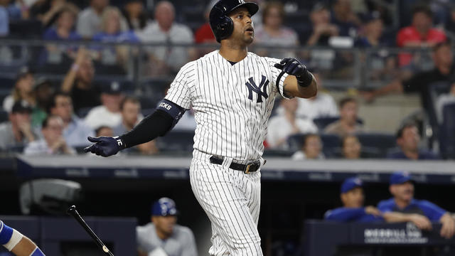 Yanks top Sox 17-13 in MLB Euro debut