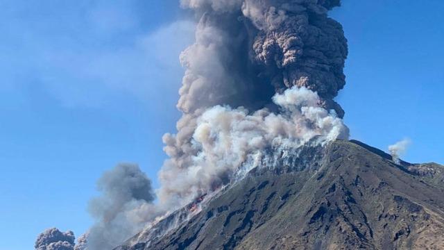 cbsn-fusion-stromboli-volcano-erupts-italy-today-2019-07-03-thumbnail-1885617-640x360.jpg 
