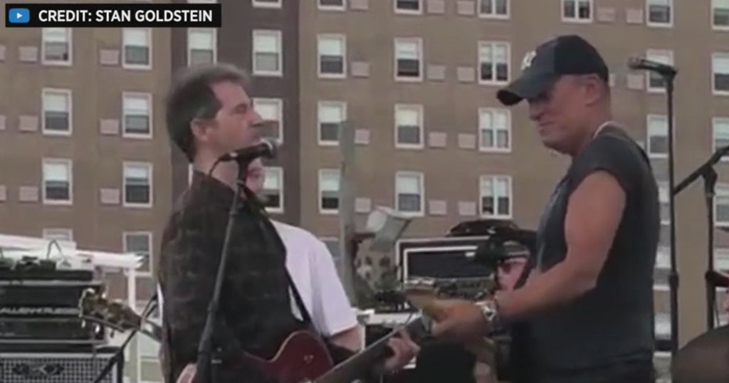 Bruce Springsteen Stops By Stone Pony For Surprise Performance - CBS ...