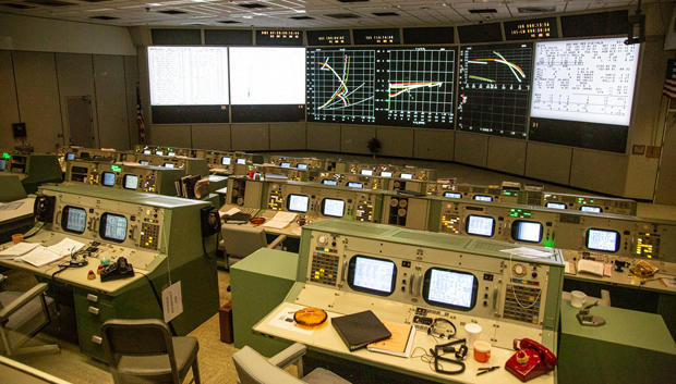 newly-restored-apollo-mission-control-room-houston-space-center-620.jpg 