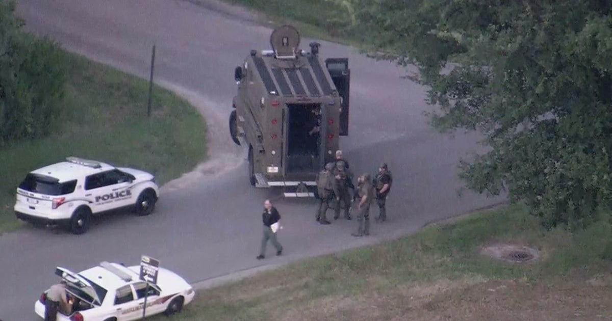 Gunman Surrenders After Standoff With Sheriff's Deputies In Lockport ...