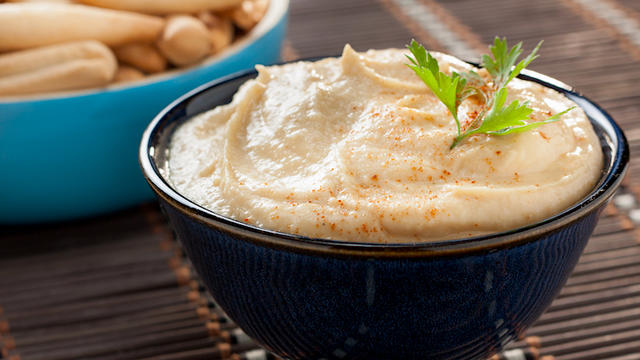 hummus-158381832.jpg 