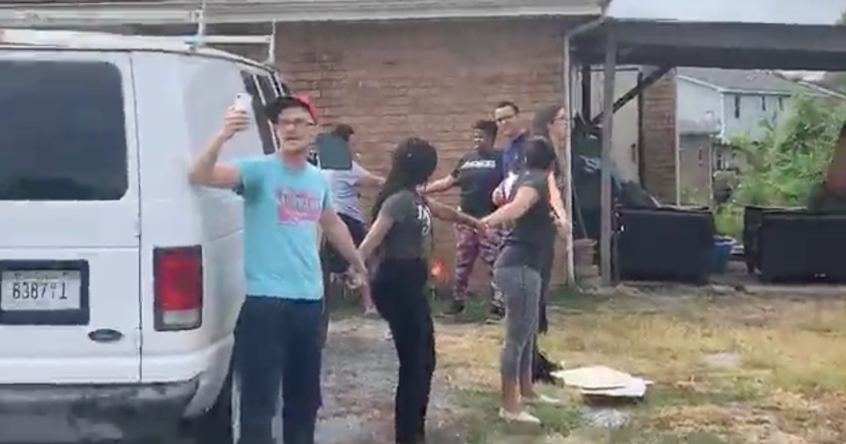 ICE human chain Video shows neighbors form human chain around van to(01)