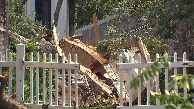YarmouthTornadoDamageB.jpg 