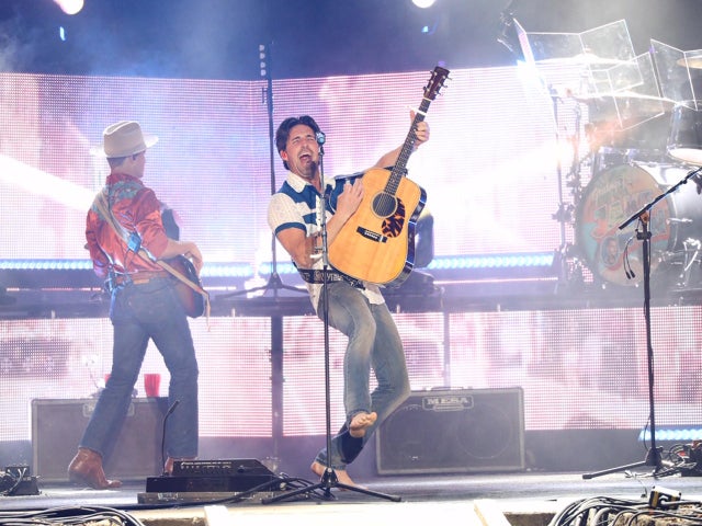 country-thunder-jake-barlow-jake-owen.jpg 