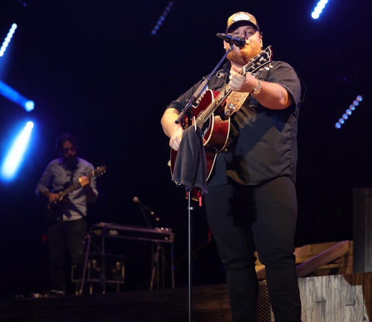 country-thunder-jake-barlow-luke-combs-465.jpg 